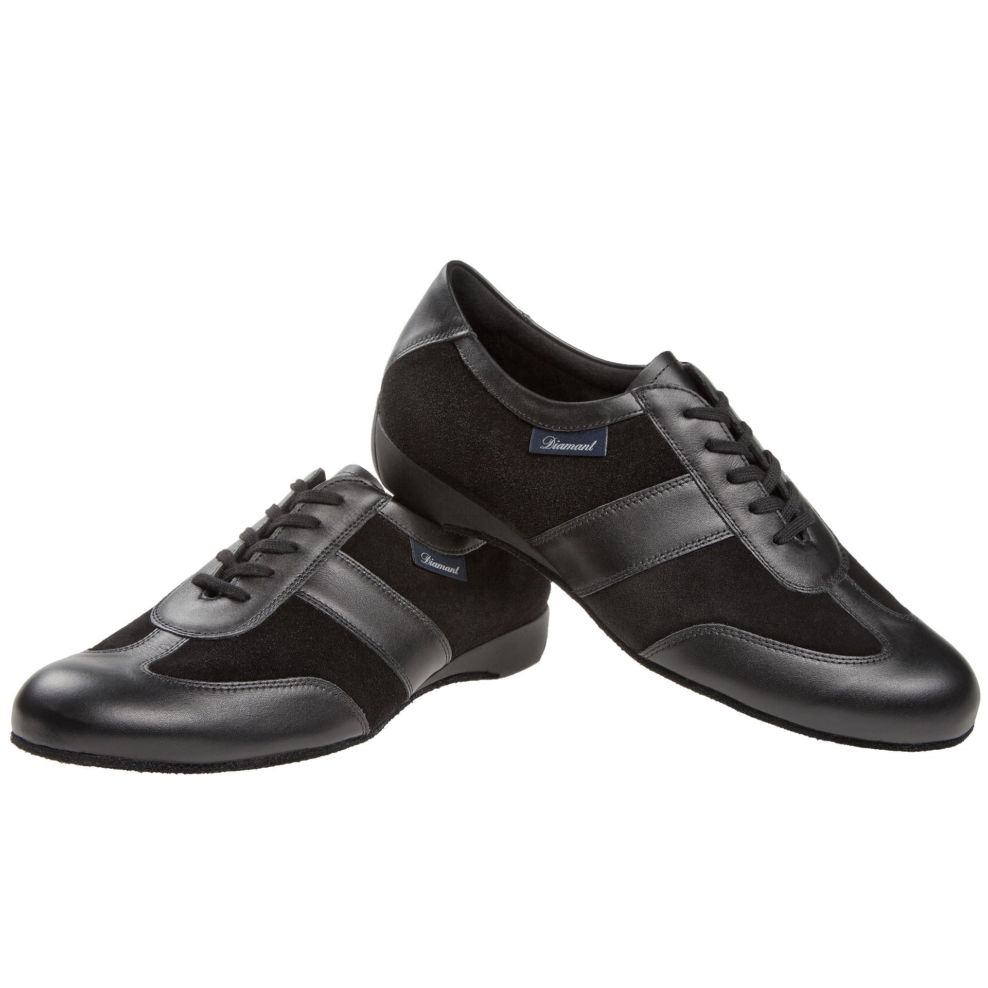 Der 123 Tanzsneaker in Schwarz von Diamant ist ein schwarzer Schuh aus Leder und Wildleder mit Schnürsenkeln, niedrigem Profil und schlankem Design.